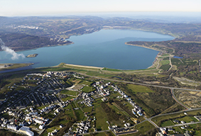 Lago y pueblo de As Pontes