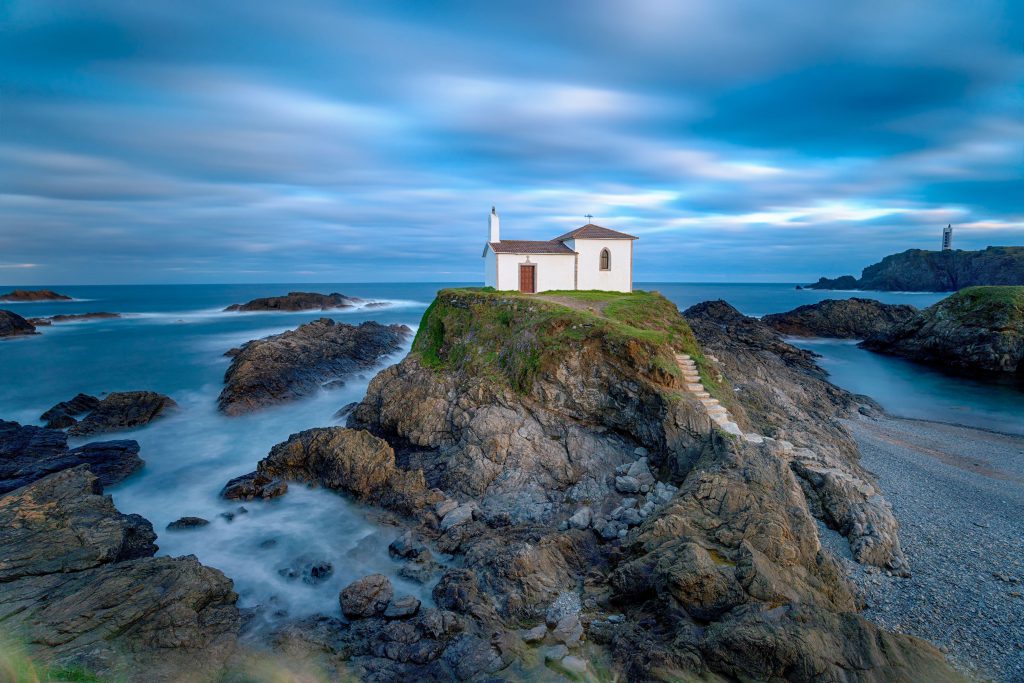 capilla sobre acantilado valdovino